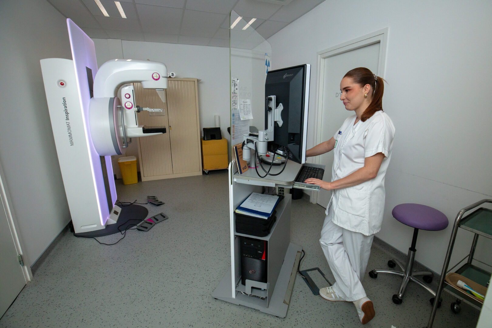 Une manipulatrice d'électroradiologie médicale travaille sur un mammographe