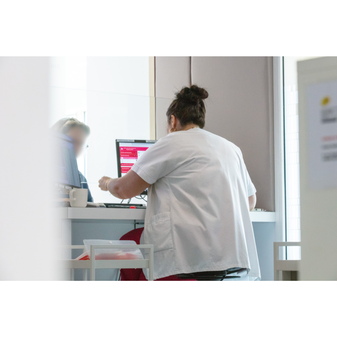 Une secrétaire médicale accueille une patiente