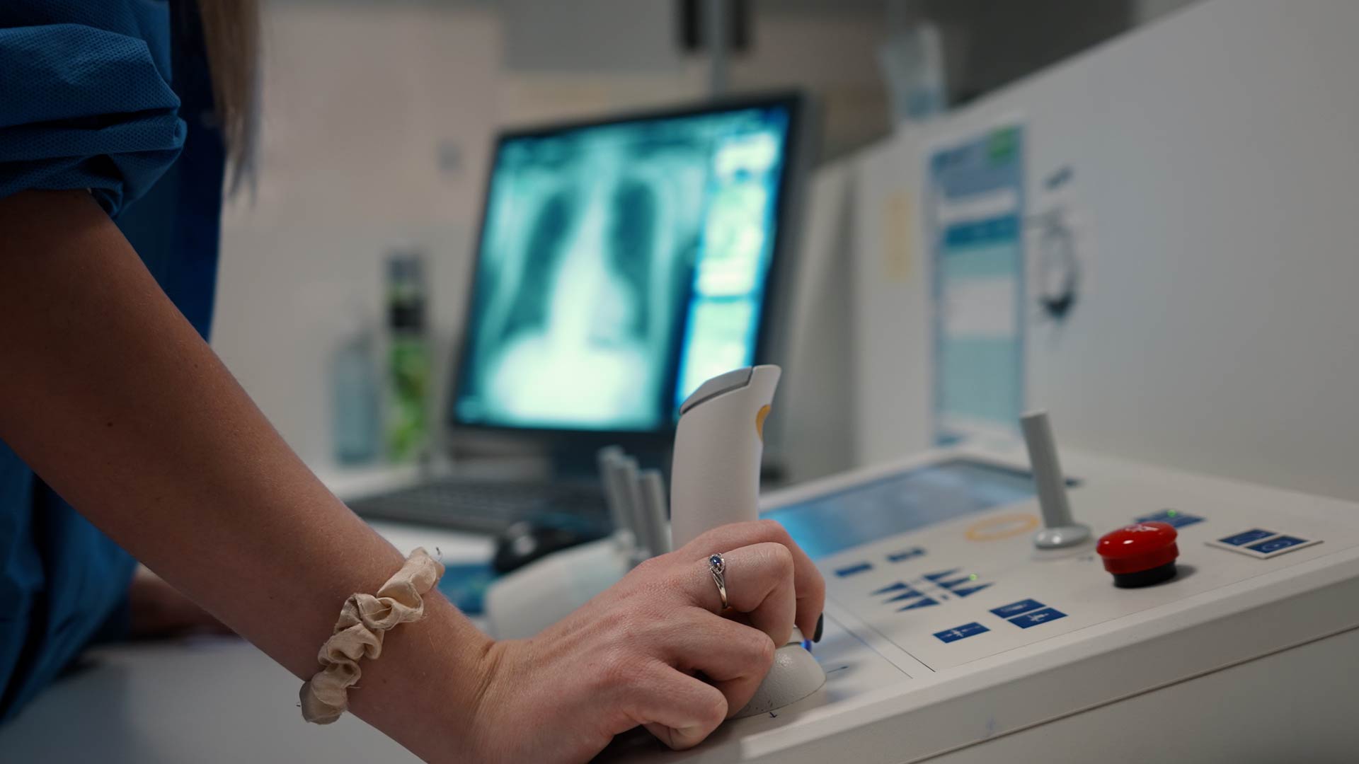 Une main qui dirige un radiographe télécommandé.