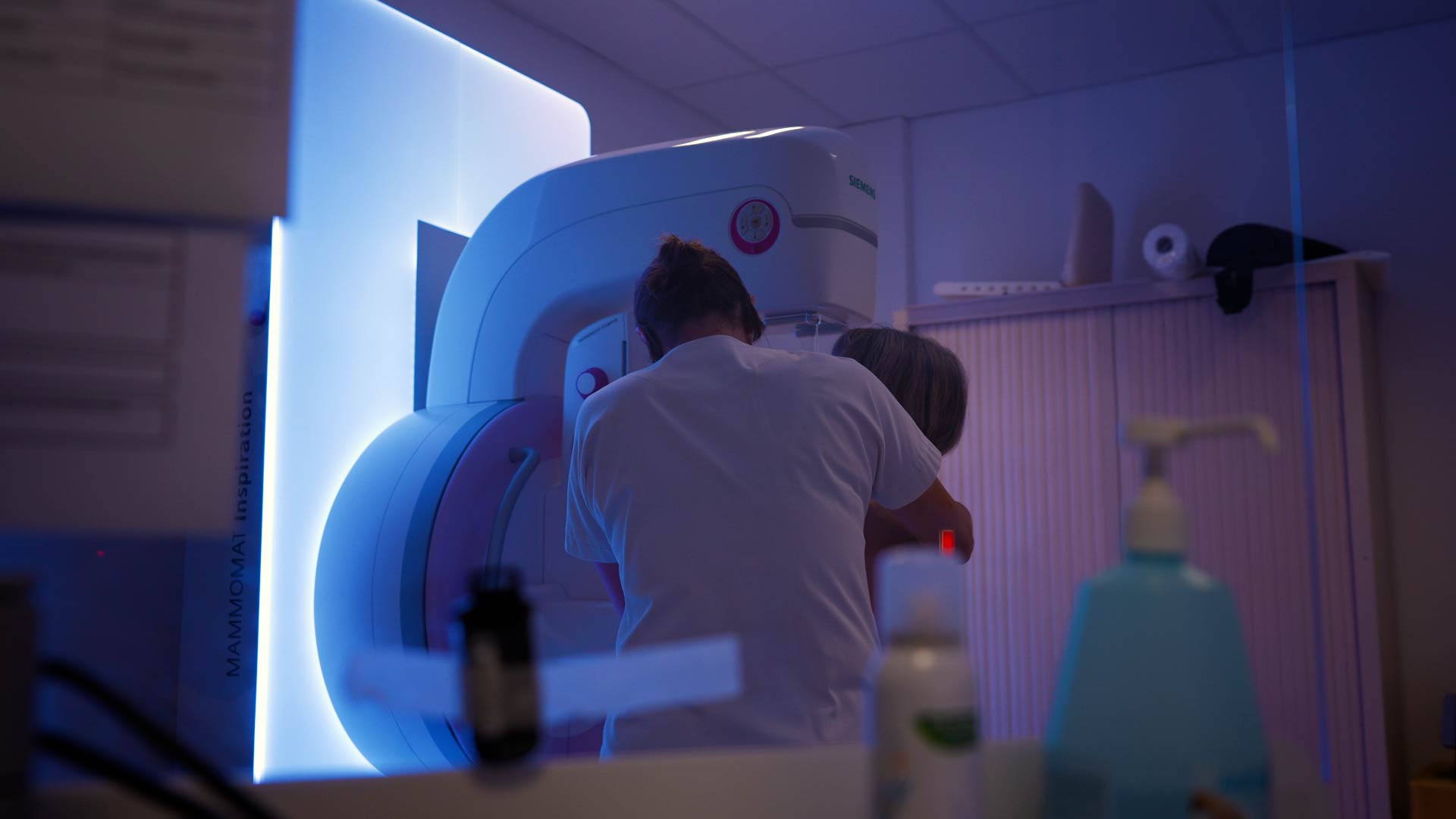 Une manipulatrice prend en charge une patient pour une mammographie