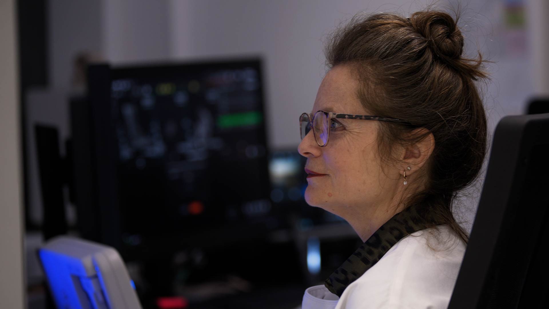 Une médecin radiologue qui interprète un examen